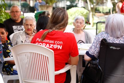 Participantes en el campus de Cáritas en la fiesta en la residencia Virgen del Camino