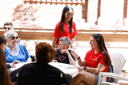 Participantes en el campus de Cáritas en la fiesta en la residencia Virgen del Camino
