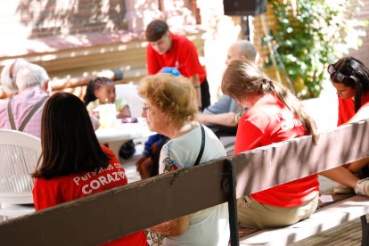 Participantes en el campus de Cáritas en la fiesta en la residencia Virgen del Camino