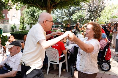 Participantes en el campus de Cáritas en la fiesta en la residencia Virgen del Camino