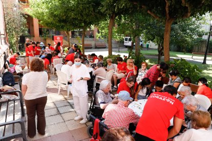 Participantes en el campus de Cáritas en la fiesta en la residencia Virgen del Camino
