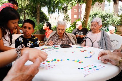 Participantes en el campus de Cáritas en la fiesta en la residencia Virgen del Camino