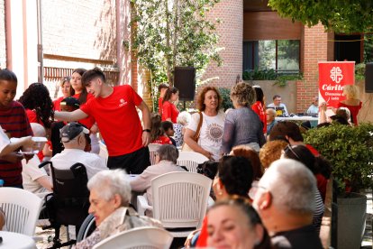 Participantes en el campus de Cáritas en la fiesta en la residencia Virgen del Camino