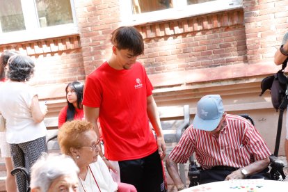 Participantes en el campus de Cáritas en la fiesta en la residencia Virgen del Camino