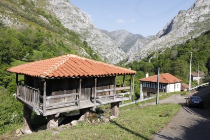 El hórreo es una de las construcciones tradicionales que pervive en Sajambre.