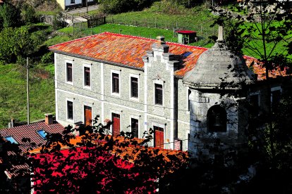 El majestuoso edificio de la escuela de Soto de Sajambre