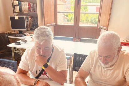 Los mayores de Matallana de Torío (León) aprenden a navegar de forma segura gracias a un proyecto enmarcado en una beca Ralbar