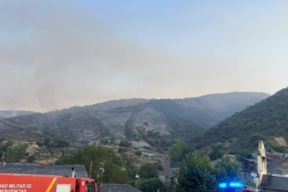Imagen tomada por el alcalde de Puente de la zona quemada desde el pueblo de Yeres a las 8.45 horas de este domingo 10 de agosto.
