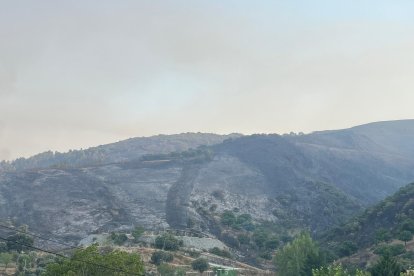 Vista de la zona afectada por el fuego desde el pueblo de Yeres (Puente de Domingo Flórez).