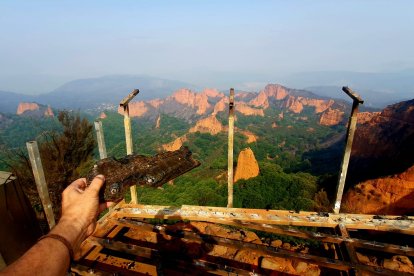 Se salvó el verde del icono central, pero ardieron las tablas del mirador de Orellán