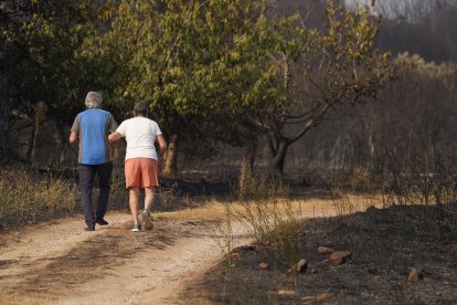 Vecinos días después del incendio.