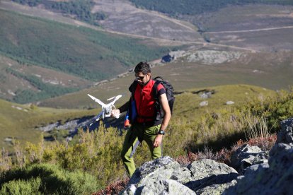 Javier Fernández Lozano, trabajando con un dron en la zona de los canales romanos que llevaban el agua a Las Médulas.