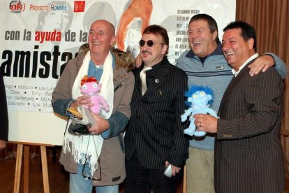 Micky, a la izquierda, con otros cantantes de los setenta.