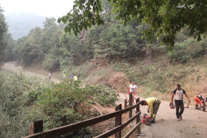 Vecinos de Santa Marina de Valdeón ayudan en las tareas de prevención del fuego.