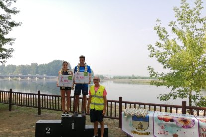 Ganadores de la prueba absoluta junto al alcalde de Santa Marina del Rey, Francisco Javier Álvarez.