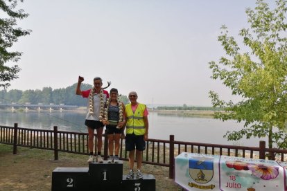 Podio con los dos ganadores de más edad.