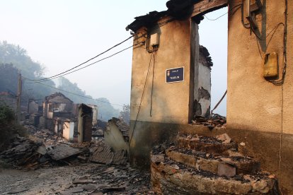 El pueblo de Lusio (León), arrasado por el fuego
