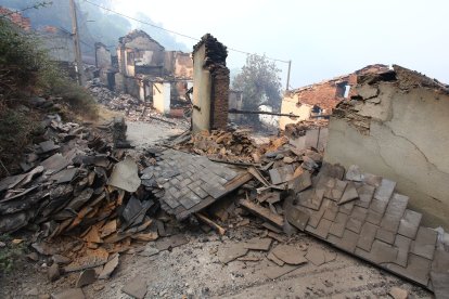 El pueblo de Lusio (León), arrasado por el fuego