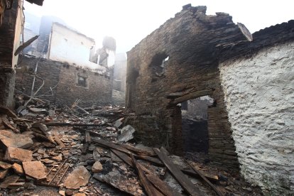 El pueblo de Lusio (León), arrasado por el fuego