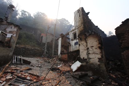 El pueblo de Lusio (León), arrasado por el fuego
