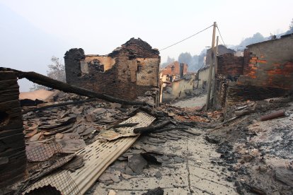 El pueblo de Lusio (León), arrasado por el fuego