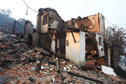 El pueblo de Lusio (León), arrasado por el fuego