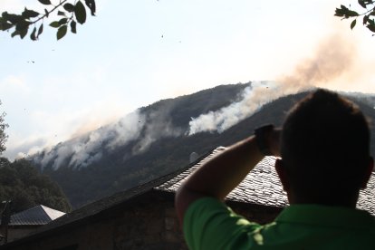 Vecino comprueba la evolución del incendio en Compludo