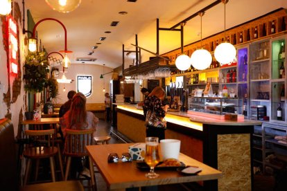 Un restaurante con buen ambiente.