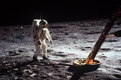Buzz Aldrin, mientras camina sobre la superficie de la Luna.