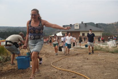 Vecinos apagando el fuego en la zona de Molinaseca esta tarde de domingo 24 de agosto. La pesadilla se reactiva.