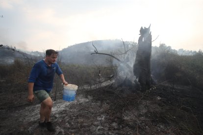 Vecinos apagando el fuego en la zona de Molinaseca esta tarde de domingo 24 de agosto. La pesadilla se reactiva.