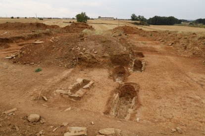 Vista panorámica actual de la finca en la que se han encontrado restos de una necrópolis en Grajal de Ribera.