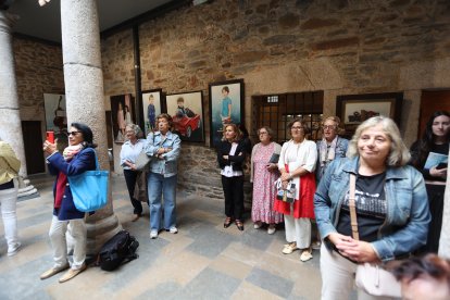 Asistentes a la inauguración de esta exposición, que permanecerá abierta hasta el 4 de noviembre.