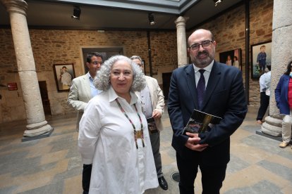 La artista con el alcalde de Ponferrada en la inauguración de la exposición pictórica.