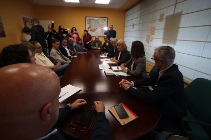 uLos alcaldes del Bierzo y Laciana este viernes reunidos en Ponferrada con la consejera de  Industria, Comercio y Empleo, Leticia García.