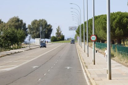 La carcasa del radar, con el equipo sancionador dentro, fue retirada este viernes de Padre Isla, frente al centro deporrtivo de Eras en León.
