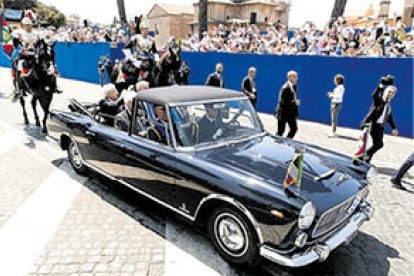 Como heredero del Arelia, el Flaminia saltaba a la palestra en 1957 ‘dibujado’ por Pininfarina y con posteriores versiones firmadas por Carrozzeria Touring (Convertible y GTL 2+2), convirtiéndose en una suerte de buque insignia de la época. Incluso con una configuración Presidenziale, que sigue utilizándose como coche oficial por el Estado Italiano.