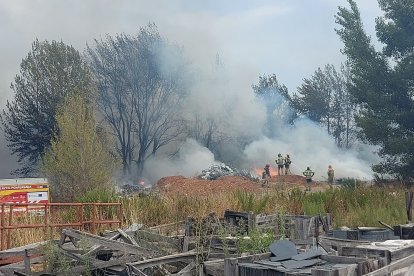 Efectivos terrestres sofocando el fuego cerca de Villafranca del Bierzo.