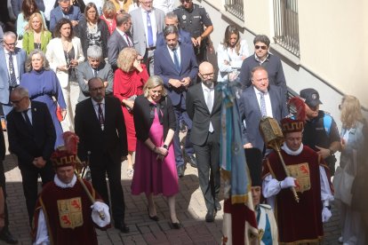 Las autoridades con los alcaldes de Ponferrada y Berlanga, la vicepresidenta de la Junta, el subdelegado del Gobierno y el presidente del Consejo, en la procesión de la Encina.