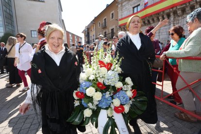 Ofrenda floral en la procesión de la Encina.
