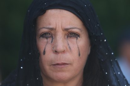 Una mujer con lágrimas negras pintadas, simbolizando la tragedia que supuso el fuego en los montes del Bierzo.