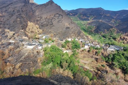 Vista del pueblo de Arnado con los cortines al fondo.