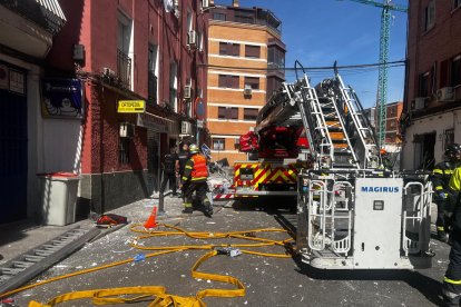 <p>Al menos 14 personas han resultado heridas, una de ellas de gravedad, tras una explosión en el bar 'Mis Tesoros' de la calle Manuel Maroto de Puente de Vallecas, que ha afectado también al edificio superior de viviendas. EFE/Emergencias Madrid/SOLO USO EDITORIAL/SOLO DISPONIBLE PARA ILUSTRAR LA NOTICIA QUE ACOMPAÑA (CRÉDITO OBLIGATORIO)</p>