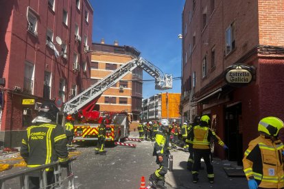 <p>Al menos 14 personas han resultado heridas, una de ellas de gravedad, tras una explosión en el bar 'Mis Tesoros' de la calle Manuel Maroto de Puente de Vallecas, que ha afectado también al edificio superior de viviendas. EFE/Emergencias Madrid/SOLO USO EDITORIAL/SOLO DISPONIBLE PARA ILUSTRAR LA NOTICIA QUE ACOMPAÑA (CRÉDITO OBLIGATORIO)</p>