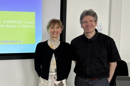 Ana I. Moreno junto a Laurence Anthony, lingüista computacional y desarrollador de la web.