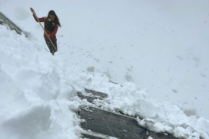 La nieve cubre el refugio.