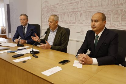 Salguero, Canuria y Alonso presentaron las rutas guiadas por el cementerio de León 2025.