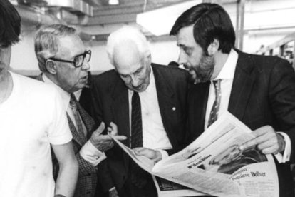 Severo Ochoa visitó la rotativa de Diario de León en 1992. En la foto, con Antonio Vázquez Fernández y Antonio Vázquez Cardeñosa, presidente y consejero delegado en aquella época.