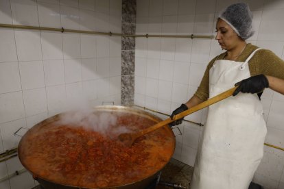 Una mujer prepara los pimientos para embotar en una conservera local.