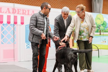 El delegado de la Junta, Eduardo Diego, con uno de los perros guía.